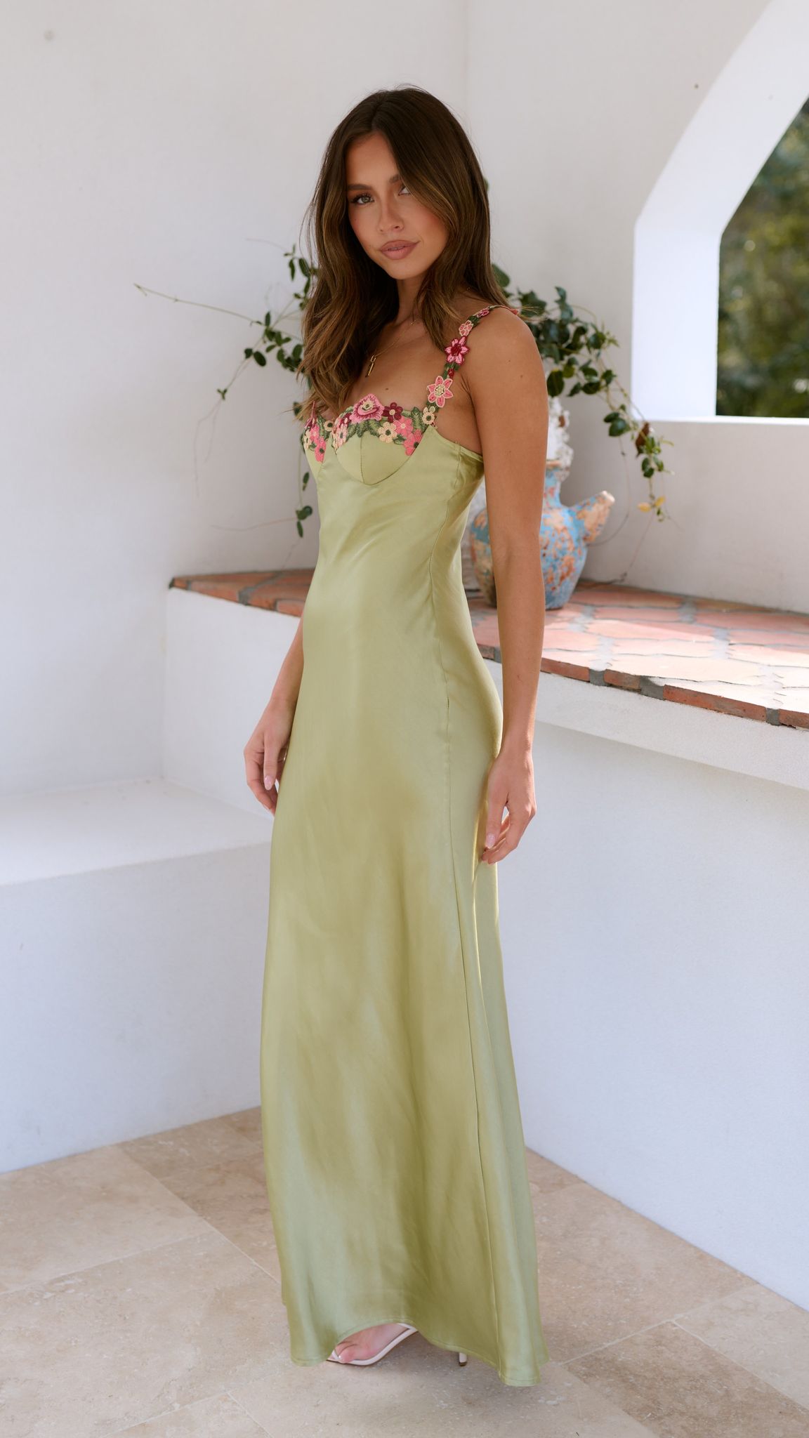 Laurie | Geborduurde jurk – Lange allure en bloemige charme