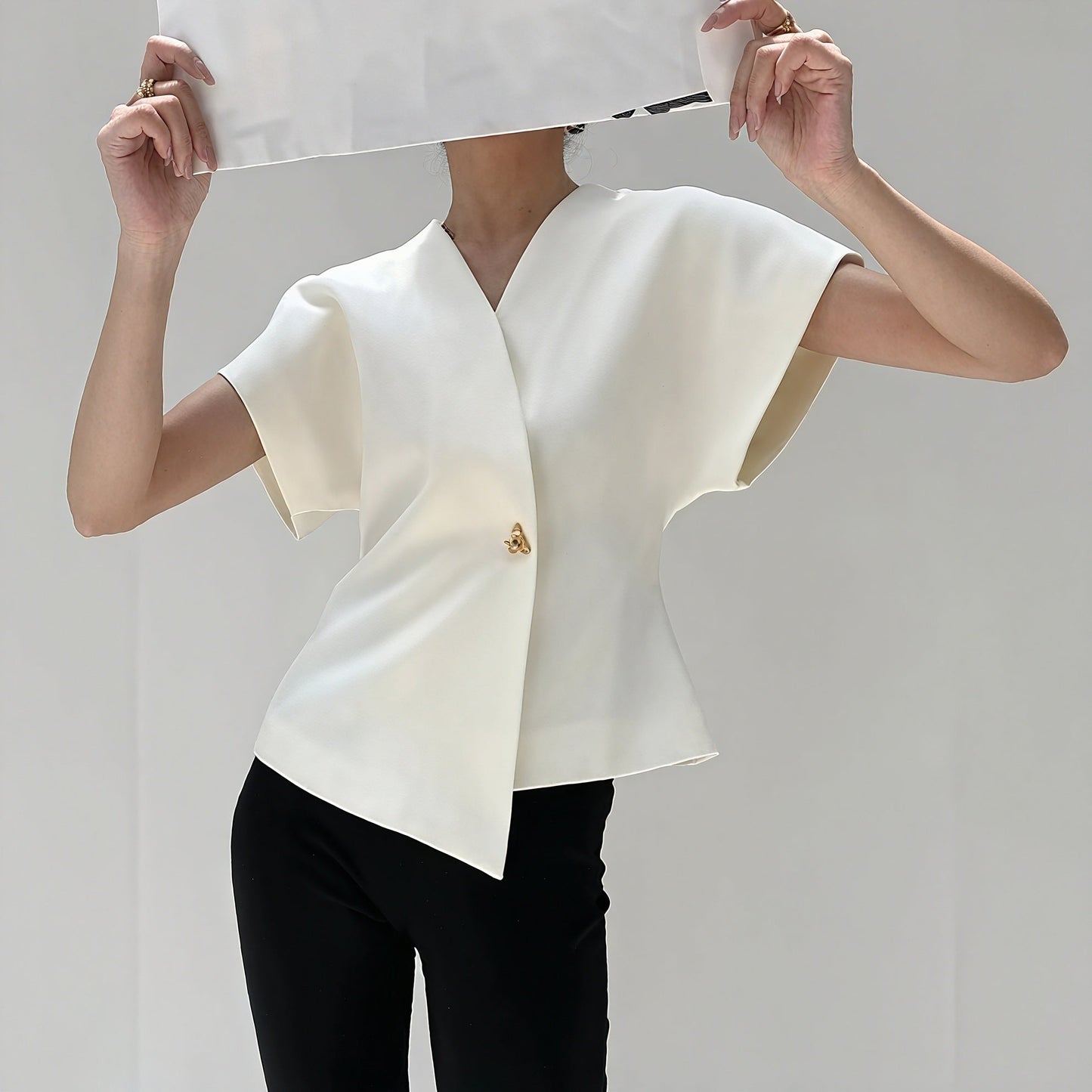 Yvonne | Bluse Chic Strukturert – Asymmetrisk og Moderne