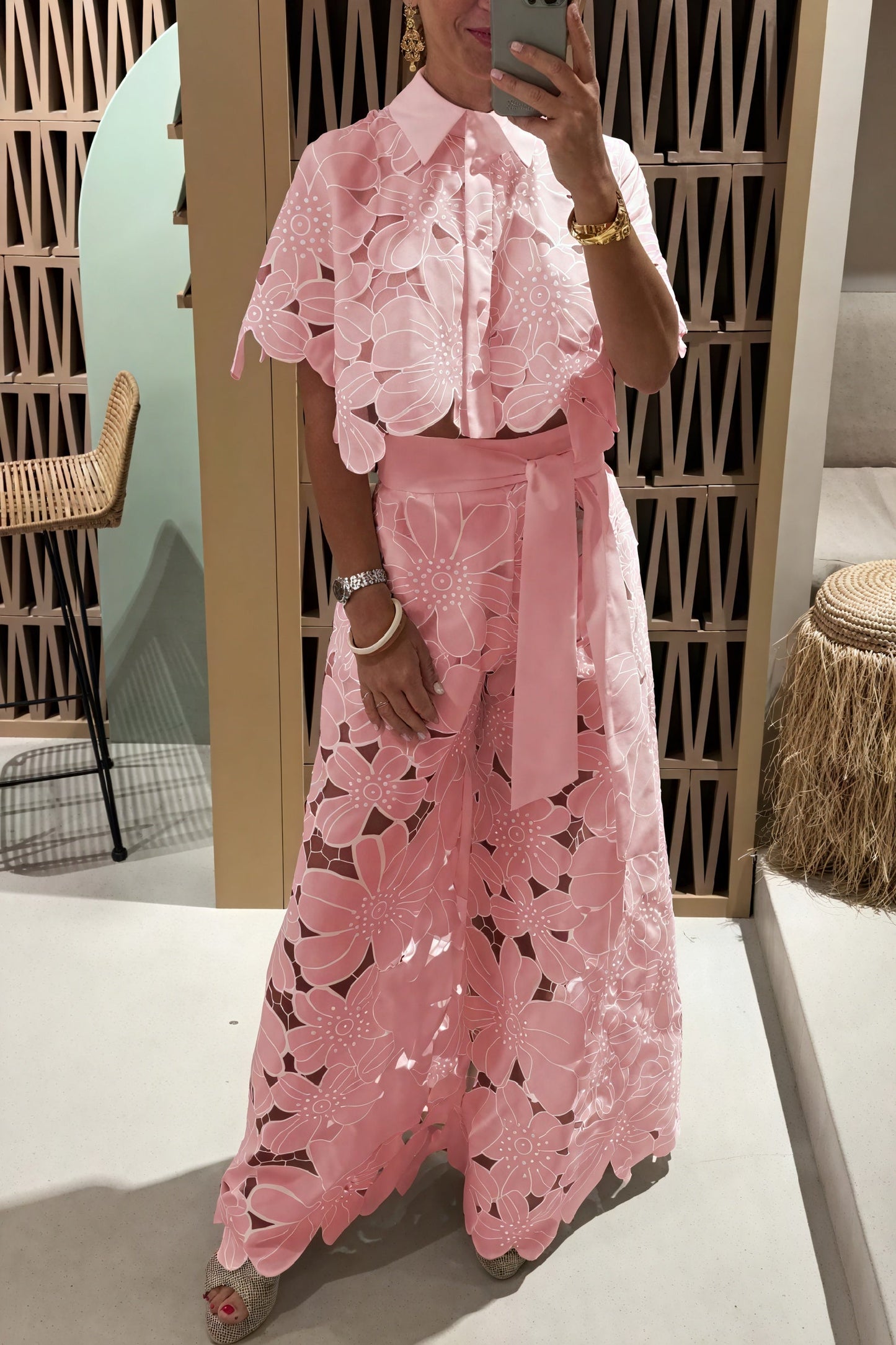 Tricia | Ensemble Brodé – Eleganse Floral Og Strukturert Snitt
