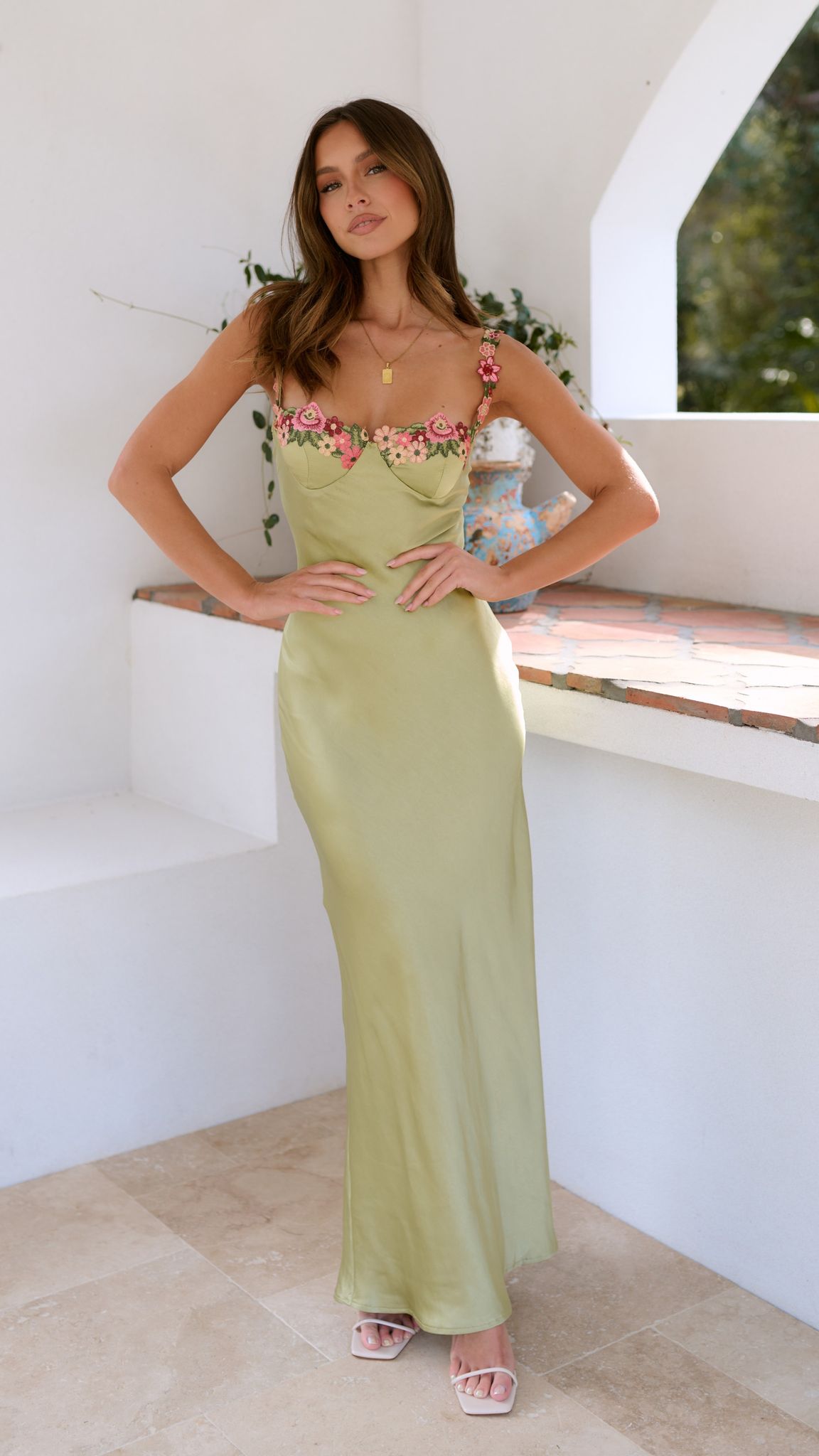 Laurie | Geborduurde jurk – Lange allure en bloemige charme
