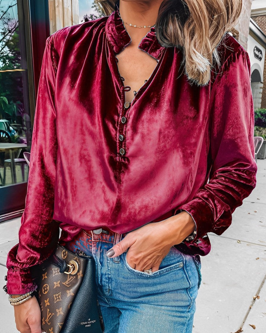 Viviane | Elegant Bluse til Kvinder – Rynket Krave og Chic Knaplukning 