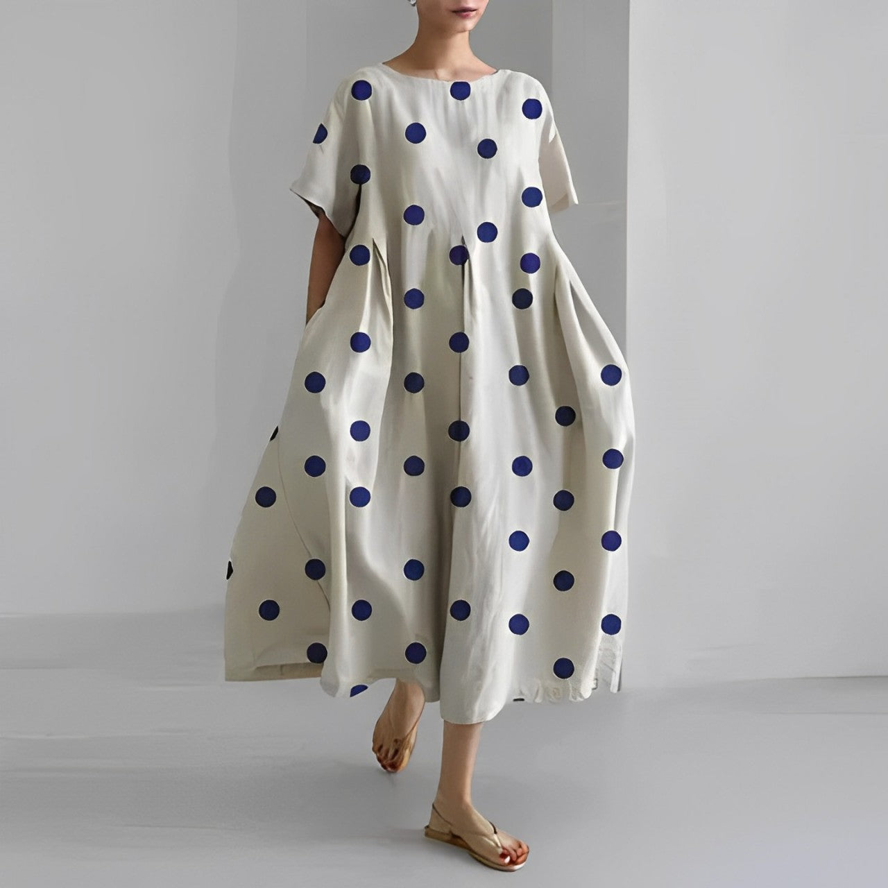 Dorothée | Pitkä Kuvioitu Mekko – Väljät ja Muodikkaat Leikkaukset 