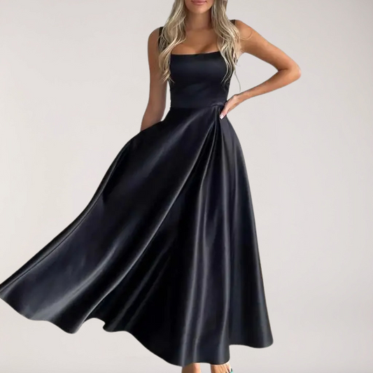 Rim | Elegant Midi Kjole med Kvadratisk Uddybning 